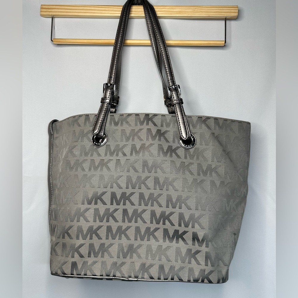 MICHAEL KORS Jet Set Signature Grab Bag Tote Silver Jacquard & Leather EUC